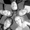 (lf)   Rock, Pop, Soul und Blues gibt es am Freitag, 20. November, in der Rathausdiele in Haßfurt. Das Kulturamt Haßfurt hat „Beauty & the Beat“ eingeladen. Die Band aus Bayreuth ist eine neue Formation, doch zwei der Musiker sind in Haßfurt bereits bekannt, heißt es in der Pressemitteilung: Tastenmann Joe Greiner und Gitarrist und Sänger Andy Hübner, die seit Jahren mit „Huebnose“ unterwegs sind. Auch bei „Beauty & the Beat“ setzen sie auf handgemachte Musik mit ausgefeilten Arrangements, neu ist aber, dass jetzt Sängerin, Christine Mettner, an Bord ist. Die fünf Musiker haben ein abwechslungsreiches Programm zusammengestellt, das von Rocknummern wie „Hot Legs“ oder „Bring me some water“ über Blues, Pop und Soul bis hin zu ruhigen Songs wie „Nothing compares 2 U“ reicht. Dazu führt Sängerin Christine und die Musiker mit Charme und Witz durchs Programm. Der Eintritt kostet 8 Euro. Karten im Vorverkauf beim Kulturamt unter  (0 95 21) 17 14.