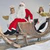Standesgemäß fuhren bei der Generalprobe des Kister Kindermusicals die Engel Luna Zoe Seitz, Sarah Scherbaum und Jana Mahrhofer (von links) sowie Weihnachtsmann David Schäfer in einem imposanten Schlitten vor.