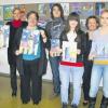 Unser Bild zeigt bei der Präsentation des Adventskalenders (von links nach rechts): Jürgen Sommerer von der Druckerei Hofmann, Kunstlehrerin Verena Kieslich, Edith Michelbach-Schulz, Danny Meyer, Julia Schöpfer, Elternbeiratsvorsitzende Claudia Fäth, Viktoria Eichelmann sowie den stellvertretenden Schulleiter des Friedrich-List-Gymnasiums, Reiner Plass.