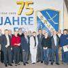 Anlässlich des ERV-Jubiläums wurden viele Mitglieder mit Ehrungen bedacht. Von links: 3. Vorsitzender Stefan Graf, 2. Vorsitzender Werner Dietmar, Heinrich Krönert, Rudi Bauer (Eissport-Verband), Vorsitzender Stefan Labus, der Vorsitzende Bayerische. Eishockey-Kommission Rudi Häberlein, Oberbürgermeisterin Gudrun Grieser, Ralf Genßler, BLSV-Kreisvorsitzender. Kurt Vogel, Stadtverband für Sport Karl-Heinz Knötig, Wiltrud Dietmar, Günter Traub, Fritz Eberhard, Martina Sorger, Schatzmeister Herbert Hopfauer, Dieter Hetzel, Willi Derleth, Willi Vogler, Vors. des Bay. Rollsport- und Inlineverband Birgit Fischer, Christine Dietmar, Helmut Pabst.