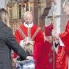 (vo)   41 Firmlingen aus der Pfarreiengemeinschaft „Maria – Patronin von Franken“ spendete Weihbischof Ulrich Boom am Samstagvormittag in Urspringen das Sakrament der Firmung. Urspringens Pfarrer Mariusz Dolny begrüßte den Weihbischof im Namen der Pfarreiengemeinschaft, sowie seiner anwesenden Kollegen, Pfarrer Albert Gliesche und Pfarrer Adam Possmayer. „Wir sind glücklich, dass Sie hier sind. Das wird der Gemeinde neue Impulse geben“, sagte Mariusz Dolny und verwies darauf, dass die letzte Visitation eines Bischofs 38 Jahre zurückliegt. Weihbischof Boom zelebrierte anschließend den Festgottesdienst, der unter dem Thema „Feuer und Flamme“ stand und von der Singgruppe Urspringen mit Organistin Simone Sommer umrahmt wurde. In seiner Predigt erläuterte Boom die Bedeutung der Firmung. Er erklärte den Firmlingen aus Ansbach, Birkenfeld, Karbach, Roden und Urspringen, dass das bei der Taufe gegebene Versprechen, von Gott geliebt zu werden, nun mit dem Sakrament der Firmung besiegelt werde. So stünden die Menschenhände, die von Paten und Bischof bei der Firmung aufgelegt werden, stellvertretend für Gott. Das Kreuz auf der Stirn sei ein Zeichen Gottes, der den Firmlingen damit sagen wolle, dass es keinen größeren Freund als Christus gebe. Boom erinnerte die Jugendlichen daran, dass es, wie im Leben mit den Mitmenschen, der Pflege dieser Freundschaft bedürfe. „Wenn wir die Freundschaft zu Christus nicht pflegen, werden wir sie verlieren.“ Am Ende begrüßte auch die Vorsitzende des Pfarrgemeinderats, Silvia Ehehalt, den Weihbischof. In das „Herzlich willkommen, schön, dass Sie da sind“ stimmten die Gläubigen in der voll besetzten Kirche mit viel Beifall ein.