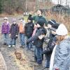 Aus was besteht eine richtige Hecke? Mit spielerischen Mitteln wussten Markus Korb und Claudius Roth vom Biosphärenreservat Rhön der Klasse 2a der Kreuzbergschule alles Wissenswerte zu vermitteln und bauten mit einfachen Mitteln eine Naturhecke nach.