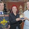 Christine Braun überreichte den Gastro-Award an Henry Merz (links) und Heiko Wiesner vom Hotel-Restaurant Zum Landgraf.