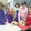 Mit Unterstützung von Lehrerin Doris Schnabel bastelten 26 Kinder der 4c Adventsfenster fürs Heimatspielhaus.