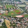 Abzweigend an der bestehenden Uni (links) markiert die Kitzinger Straße die Grenze zwischen der dicht bebauten Gemeinde Gerbrunn und dem weitläufigen Gelände der geräumten Leighton Barracks mit ihren Sportanlagen und den typischen Wohnblöcken des einst so genannten „Skyline Hill“.