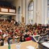 Bayerns Wissenschaftsminister Heubisch im besetzten Audimax der Julius-Maximilians-Universität Würzburg.