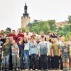 Im Juni 2002 besuchte die Karlstadter Feuerwehrjugend mit ihrem Jugendleiter Alexander Hofmann (links) die Altersgenossen der Jugendfeuerwehr Querfurt mit ihrem Leiter Enrico Zeugner (hinten rechts). Das gemeinsame Foto zum zehnjährigen Bestehen der Querfurter Jugendwehr entstand im Freibad am Fuße der Querfurter Burg.