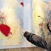Isolde Folger stellt ihre neuesten Acrylgemälde im Pferdstall von Schloss Saaleck aus.
