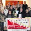 Die Metzgerei Eckert aus Stetten hat die EU-Zulassung erhalten. Ulrich Eckert (vorne, Zweiter von rechts) und Ehefrau Jutta (links daneben) feierten dies im Kreise der Belegschaft mit Familie, Freunden und Bekannten, darunter auch Landrat Thomas Habermann.