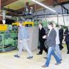 (ewie)   Das IHK-Gremium Rhön-Grabfeld traf sich zu einer Sitzung bei der Firma Lisi Automotive KKP GmbH & Co. KG in Mellrichstadt, wo zum einen eine Studie über die Mittelzentren des IHK-Bezirks Mainfranken vorgestellt wurde (siehe untenstehender Artikel), aber auch eine Vorstellung des Unternehmens auf dem Programm stand. Prokurist Stefan Haberstroh gab zunächst einen Überblick über Lisi Automotive, das mit Lisi Aerospace, Lisi Medical und Lisi Cosmetics zur  Lisi Group, einem weltweit agierenden französischen Industriekonzern, gehört. Lisi Automotive (Lisi steht für „link solutions for industry“) ist führend im Bereich der Verbindungstechnik. Zu den Hauptkunden zählt die Automobilindustrie, die verschiedenste Befestigungssysteme, wie zum Beispiel Gurtbolzen und Verbindungsschrauben, von Lisi Automotive bezieht. Das Gesamtunternehmen Lisi Automotive hatte im Jahr 2008 einen Jahresumsatz von 385,8 Millionen Euro erzielt und beschäftigt weltweit rund 3000 Mitarbeiter – davon 220 am Standort Mellrichstadt, wo der Umsatz in den vergangenen Jahren bei 27 bis 29 Millionen Euro lag. Der Mellrichstädter Betrieb ging aus der in den 1970er Jahren von dem heimischen Unternehmer Wolfgang Wulf gegründeten Firma KKP (Konstruktive Kunststoff-Produkte) hervor, die zur Jahrtausendwende vom französischen Konzern übernommen wurde. Bei einem Rundgang durch die Werkshallen konnten sich die IHK-Gremiumsmitglieder ein Bild von dem modernen Betrieb machen, der den höchsten Anforderungen des Qualitätsmanagements genügt.