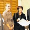 Mit der Pflegemedaille der Bayerischen Staatsregierung ausgezeichnet wurde Betti Seifert aus Schollbrunn. Bei der Übergabe in der Regierung von Unterfranken (von links): Schollbrunns Bürgermeister Rudolf Kuhn, Lena Seifert, Betti Seifert und Regierungspräsident Paul Beinhofer.