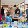 Kinder basteln am Eröffnungstag: Der evangelische Kindergarten „Villa Wichtel“ in Versbach wurde rund neun Monate umgebaut und beheimatet jetzt zusätzlich eine Kinderkrippe.
