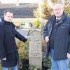 Bürgermeister Emil Heinemann (rechts) zusammen mit Bautechniker Thomas Bernhardt an dem Gedenkstein. Er erinnert an die Toten, deren Gebeine bei der Ausgrabung beim Bau des Senntrums geborgen wurden. In zwei Särgen wurden sie darunter bestattet. Die Toten vom alten Friedhof fanden ihre Ruhe im neuen.