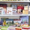 (ak)   Das Sortiment aus dem Zeitungs-Shop der Main-Post, das seit einigen Wochen bei Lotto Schlimbach in der Martin-Reinhard-Straße 19 in Bad Könighoofen angeboten wird (wir berichteten), werden nach den Worten von Walter Schlimbach von der Kundschaft immer besser angenommen. „Vor allem Bücher und Geschenkartikel stoßen jetzt in der Vorweihnachtszeit auf reges Interesse“, so der Geschäftsmann. Das Sortiment des Zeitungs-Shops reicht über Bildbände, CDs und Kuscheltiere über Jahreskalender und Ratgeber bis hin zur Franken-Flagge. Geöffnet hat der Shop Montag bis Donnerstag von 8.30 bis 12.30 Uhr und 14 bis 18 Uhr, FReitag von 8.30 bis 18 Uhr und Samstag von 8.30 bis 14 Uhr.