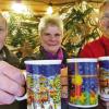 Corpus Delicti: Die TSV-Helfer (von links) Manfred Endres, Anna Valta und Manfred Krautwald mit den Tassen, deren fehlender Eichstrich bei einer Kontrolle des Eichamtes auf dem Lohrer Weihnachtsmarkt bemängelt wurde.