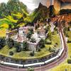 (lsw)   Ein Besucher der Schwarzwald-Modellbahn in Hausach (Ortenaukreis) betrachtet einen Teil der 400 Quadratmeter großen Miniaturausgabe der legendären Schwarzwaldbahn zwischen Offenburg und Konstanz. 40 Züge historischer und aktueller Baureihen schlängeln sich ständig durch die modellierte Schwarzwaldlandschaft mit Brücken und zahlreichen Tunnel. Die gesamte Gleislänge beträgt 1300 Meter. Tausende von Lämpchen zaubern in der ehemaligen Halle eines Supermarktes ein Lichtermeer.