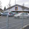 (matz)    Mit einem Zaun trennt der Discounter Aldi in Karlstadt die Fahrbahn zum Parkplatz vom Fußweg, der wegen des Zauns in einem Pflanzbeet endete. Nach Anfrage der Main-Post bei Aldi wurde nun ein Zaunfeld abgebaut, damit die Fußgänger – Mütter mit Kinderwagen oder Senioren – wieder sicherer laufen können. Die Funktion des Zaunes konnte die Aldi-Hauptverwaltung in Helmstadt allerdings nicht erklären. Sie erläutert dafür Wolfgang Kunz, Mitinhaber des Grundstückseigentümers Kunz GbR. Hintergrund sei, dass Mitarbeiter in umliegenden Betrieben und Berufspendler frühmorgens unbefugt ihre Autos auf den Aldi-Parkplatz abstellen. Wegen der Schranke umfahren sie den Kiosk. Der Zaun versperrt diesen Autofahrern nun die Parkplatzzufahrt. Wolfgang Kunz: „Aldi und Drogerie-Markt arbeiten an einer vernünftigen Lösung.“ Dazu sollte gehören, dass die gefährlich hochragenden Stahlspitzen abgeflext werden, sollte der Zaun stehen bleiben.