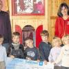 Der Kindergarten Massenbuch erhielt 100 Euro von der Arbeitsgemeinschaft Zahngesundheit. Im Bild sind die Massenbucher Kindergartenkinder mit den Gemündener Zahnärzten Dr. Jürgen Raufer und Regina Farrenkopf zu sehen.Kindergarten Massenbuch