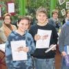 Timo Albert (Mitte) ist der Sieger des Vorlesewettbewerbs der St.-Kilian-Schule. Auf Platz zwei setzte die Jury (im Hintergrund zu sehen) Marcel Löffler (links), auf Platz drei Frederik Zink (rechts).WOLFGANG DEHM