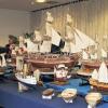 Ohne Meuterei einer der Hingucker bei der Ausstellung der Modellbaufreunde Sendelbach auf der Franziskushöhe: die „Bounty“ und ihr Erbauer, Peter Rumbler (links). Neun Monate hat der 70-Jährige daran gearbeitet – von der Planskizze bis zum Dreimastsegel.