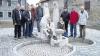 Der neue Dorfbrunnen in Untereisenheim ist das Herzstück des Kirchplatzes und symbolisiert den Abschluss des ersten Bauabschnitts der Dorferneuerung (von links) 2. Bürgermeister Günther Peteranderl, Dirk Köhler (Firma Electrix), Architekt Frieder Müller-Maatsch, Martin Barthelme (Fa. Tiefbau Müller), Bildhauer Kurt Grimm, Bürgermeister Andreas Hoßmann, Projektleiterin Christiane Straub, Raimund Fischer (Amt für Ländliche Entwicklung), 3. Bürgermeister Hans Holzinger und Rolf Krauß (Vorsitzender Arbeitskreis Ortsbildgestaltung).
