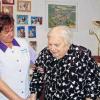 Schwester Barbara Grünewald hilft Ilse Jäger beim Gehen mit dem Rollator. Für die Hilfe der Sozialstation ist die 83-Jährige dankbar, denn sie möchte unbedingt in ihrem Zuhause bleiben.