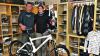 (ka)   Mit SOS-Bike betreibt Jürgen Spanier zusammen mit seiner Ehefrau Sabine Spanier jetzt auch ein Ladengeschäft für „Alles rund ums Rad“ in Karlstadt. Zu Fahrrädern und ihrer Technik kam der 38-Jährige Kfz-Mechaniker, als seine Kinder und die Ehefrau anfingen, BMX-Rennen zu fahren. Schon 2003 begann er daraufhin mit einem Versandhandel (www.sos-bike.de) sowie Beratung und Verkauf zuhause. Im neuen Laden in der Alten Bahnhofstraße 34 bietet er für alle etwas, vom Alltagsradfahrer über den Tourer bis zum Racer. Die Citybikes, Trekkingräder, Moutainbikes, Rennräder oder BMX-Räder kommen von den Marken Scott, Wheeler und Corratec. Dazu kommen Zubehör rund ums Rad wie Taschen, Anbauteile wie Beleuchtung und Ständer, Freizeit- und Radsportkleidung bis hin zur Kompressionsunterwäsche und Sportgetränke. Zum Service von SOS-Bike gehören auch Reparaturen an allen Fahrrädern. Geöffnet ist das Geschäft bis Weihnachten an Werktagen von 9 bis 18 Uhr und Samstags von 9 bis 14 Uhr. Ab 27. Dezember beginnen die Öffnungszeiten eine Stunde später.