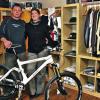 (ka)   Mit SOS-Bike betreibt Jürgen Spanier zusammen mit seiner Ehefrau Sabine Spanier jetzt auch ein Ladengeschäft für „Alles rund ums Rad“ in Karlstadt. Zu Fahrrädern und ihrer Technik kam der 38-Jährige Kfz-Mechaniker, als seine Kinder und die Ehefrau anfingen, BMX-Rennen zu fahren. Schon 2003 begann er daraufhin mit einem Versandhandel (www.sos-bike.de) sowie Beratung und Verkauf zuhause. Im neuen Laden in der Alten Bahnhofstraße 34 bietet er für alle etwas, vom Alltagsradfahrer über den Tourer bis zum Racer. Die Citybikes, Trekkingräder, Moutainbikes, Rennräder oder BMX-Räder kommen von den Marken Scott, Wheeler und Corratec. Dazu kommen Zubehör rund ums Rad wie Taschen, Anbauteile wie Beleuchtung und Ständer, Freizeit- und Radsportkleidung bis hin zur Kompressionsunterwäsche und Sportgetränke. Zum Service von SOS-Bike gehören auch Reparaturen an allen Fahrrädern. Geöffnet ist das Geschäft bis Weihnachten an Werktagen von 9 bis 18 Uhr und Samstags von 9 bis 14 Uhr. Ab 27. Dezember beginnen die Öffnungszeiten eine Stunde später.