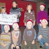 (babDie Sandberger Grundschüler haben eifrig gebastelt für den guten Zweck. Vom Erlös der Weihnachtsfeier (641,50 Euro), die mit Darbietungen der vier Klassen und einem Adventsbasar verbunden war, spendet die Grundschule nun  400 Euro an den Verein Sternstunden e.V. des Bayerischen Rundfunks. Darin sind schon 100 Euro Spende vom Gewinn des Elternbeirats aus dem Verkauf von Kaffee und Kuchen enthalten. Mit der Aktion Sternstunden werden in diesem Jahr Projekte für bedürftige Kinder in Bayern unterstützt. Die Sandberger Grundschüler waren vergangenen Freitag vormittags live im Radio beim Sternstunden-Tag von Bayern 3 zu hören. Sie freuen sich natürlich, mit ihrem Engagement anderen Kindern zum Weihnachtsfest einen Herzenswunsch erfüllen zu können. Unser Foto zeigt die Klassensprecher und zwei zwei Vertreter jeder Klasse mit dem Scheck. Unter www.sternstunden.de kann man sich einen Überblick über die Arbeit des Vereins informieren.