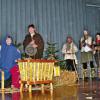 Mit dem Christgeburtsspiel stimmten Praktikanten, Mitarbeiter und Bewohner der Dorfgemeinschaft Hohenroth auf das Weihnachtsfest ein.