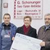 (sr)   Für Silvia und Gustav Schonunger war es eine Herzensangelegenheit, SuB-Vorsitzender Theo Kohmann (rechts) dürfte sich über das Geschenk so kurz vor Weihnachten gefreut haben: einen Scheck über 1000 Euro für die Solidargemeinschaft umweltbewusster Bürger (SuB), die die von der Altlast Betroffenen vertritt. Die Spende soll helfen, den laut Kohmann dringend benötigten fachlichen und juristischen Beistand zu finanzieren. Schonungers verfolgen „das Thema immer aufmerksam in der Zeitung und fühlen mit den betroffenen Anwohnern“, wie sie sagen. Für diese ist es das neunte Weihnachtsfest, seitdem der Altlastfall bekannt geworden ist. Silvia und Gustav Schonunger wollen mit ihrer Spende ein Zeichen der Solidarität und der Hoffnung setzen. Die beiden führen seit über 20 Jahren das Familienunternehmen,  dass sich auf die Installation und Wartung von Toren, Türen und Antrieben spezialisiert hat.
