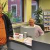 Alfred Hebling aus Eisingen (links) ließ sich von Sven Kuhn, Fachassistent am Empfang der Arbeitsagentur, über Fragen zu seinen Vermittlungsangeboten informieren.