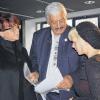 Hugo Höllenreiner ist ein Sinto und gemeinsam mit seinen Eltern und vier Geschwistern in Konzentrationslager deportiert worden. Im Bayernkolleg schilderte der 76-Jährige seine schrecklichen Erlebnisse, stand Rede und Antwort. Im Bild spricht Höllenreiner mit Schulleiterin Johanna Bonengel (links) und Schülerin Christiane Krimm.
