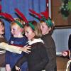(hr)   Wie in jedem Jahr hatte die Grundschule Gemünden zur Weihnachtsfeier eingeladen. Alle Klassen hatten sich wochenlang auf diesen Abend vorbereitet, sodass sich Großeltern, Eltern und Geschwister über ein abwechslungsreiches Programm freuen konnten. So übernahm die Klasse 2a das Theaterstück „Eine Nikolausgeschichte – vom Nikolaus, der seinen Hut verlor“ (von Mira Lobe), das als Rahmenhandlung diente. Die anderen Klassen wurden mit ihren Beiträgen in das Stück eingebunden und für ihre tänzerischen oder gesanglichen Vorführungen reichlich mit Beifall belohnt. Viel Applaus erhielten auch die Freunde und Förderer der Schulgemeinschaft, für deren großes Engagement sich die Rektorin Anne-Dorothee Kade, bedankte, wie die Schule mitteilt.