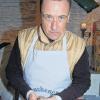 Das Prinzip der Lebkuchenglocke erklärt Jürgen Spiegel an seinem Stand auf dem Sommerhäuser Weihnachtsmarkt. Für alle Interessenten gibt es auch kleine „Versucherle“.