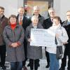 (ger)   Über eine großzügige Spende freute sich die Tafel in Haßfurt noch kurz vor Weihnachten: Die Firma Amrehn & Partner EDV-Service GmbH aus Waldbüttelbrunn spendete 2500 Euro. Die Firma, die in Franken und darüber hinaus Geldinstitute, aber auch öffentliche Verwaltungen, Verbände, Vereine und Unternehmen betreut, hat sich auf Anregung der von ihr betreuten Flessabank in diesem Jahr dazu entschieden, für die Tafel in Haßfurt zu spenden. Die Vorsitzende Irmtraut Neubert, dankte für die Spende. Im Bild (vorne von links) das Vorstandsmitglied der Tafel, Ute Ulbrich, Irmtraut Neubert und die Tafelmitarbeiterin Brigitte Gromzik sowie (hinten von links) Hilmar Wunderlich von Amrehn & Partner, Jürgen Stark von der Flessabank, Prokurist Andreas Koch, Geschäftsführer Klaus Amrehn und Prokurist Udo Halboth von Amrehn & Partner.