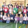 (eas)   Beim Sportfest an der Nikolaus-Fey-Volksschule in Wiesentheid im Juli maßen sich die Schüler einen Tag lang in Leichtathletikwettkämpfen. In allen vier Disziplinen (Sprint, Wurf, Sprung und Ausdauer) verglichen sie ihr sportliches Leistungsvermögen. Die Schüler, die im Laufe des Jahres auch noch ihr Können im Schwimmen unter Beweis stellten, verdienten sich das Deutsche Sportabzeichen. Einige Jungen und Mädchen wiederholten ihre herausragenden Ergebnisse aus dem Jahr 2008. Ihnen konnte dann sogar das Sportabzeichen in Silber überreicht werden. Bürgermeister Werner Knaier ehrte mit Rektor Franz Heinig die Sportler mit dem Deutschen Sportabzeichen.