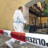 Ein Mann von der Spurensicherung am Donnerstag, 30. April 2009, in Regensburg vor dem Haus, in dem ein Polizist bei einem Einsatz den 24-jährigen Studenten Eisenberg erschoss.