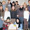 (sbe)   Eine Weihnachtsgeschichte wurde von der Rettersheimer Jugendgruppe bei der Weihnachtsfeier des TTC aufgeführt. Die jungen Hirten, die sich zum ersten Mal alleine auf der Weide befanden, halfen Josef und Maria dabei, eine Unterkunft zu finden. Als die Eltern die Kinder suchten, herrschte Aufruhr. Als allerdings der Engel erschien und die frohe Botschaft von Weihnachten verkündete, waren alle Beteiligten froh. Einstudiert wurde das Krippenspiel von den Leitern der Jugendgruppe, Nathalie Roos, Linda Karpf, Jutta Kober und Xaver Behl. Unser Bild zeigt die Akteure mit ihren Betreuern.