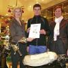 (ann)   Ein Gewinnspiel hatte die Firma Memmel am verkaufsoffenen Sonntag, 27. September, gemeinsam mit der Uhrenfirma Seiko/Pulsar organisiert. Nun bekam Teilnehmer Christian Bayer den Hauptgewinn, einen Motorroller Jack Fox Retro Star II 50 überreicht. Von links: Memmel-Geschäftsführerin Rosemarie Memmel und Christian Bayer mit Mutter Karin.