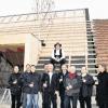 Zum Richtfest des Stammheimer Pfarrjugendheimes waren unter anderem gekommen: Von links Architekt Reinhold Jäcklein, Stefan Ebert (Kirchenverwaltung), Jürgen Götz (örtliche Bauüberwachung), Franz Wieland, Georg Barthelme (beide Kirchenverwaltung), Bürgermeister Horst Herbert, Peter Prowald (Kirchenverwaltung), Pfarrer Andreas Engert und Norbert Lehnert (Bau- und Kunstreferat der Diözese Würzburg). Dahinter Zimmerer Dieter Weissenseel in seiner Zimmermannstracht.