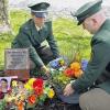 Zwei Kollegen stellen an der Theresienwiese in Heilbronn eine Blumenschale bei der Gedenktafel nieder, die an eine ermordete Polizistin erinnert.