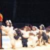 (fan)   Zum sechsten Mal gastiert der Circus Carl Busch mit seinem „Weihnachtszirkus“ auf dem Volksfestplatz. Noch bis zum 6. Januar wollen Jongleure, Handstandakrobaten, edle Pferde, Riesenrad und Hunderevue, eine Ziegennummer und Weltklasse-Hochseilartisten aus Kolumbien die Zirkusfreunde aus Schweinfurt und Umgebung verzaubern. Durch Holztore des Vorzelts gelangen die Besucher in den neuen „Pagoden-Zeltpalast“ mit 1500  neuen Einzelsitzen und Stühlen. Die Zelthaut besteht aus gut isolierendem Material, das im Winter die Heizungswärme drinnen und im Sommer die Hitze draußen hält, sagt Pressesprecher Reto Hütter. „Weihnachtszirkus“ heißt das 25 Vorstellungen umfassende Gastspiel nicht einfach, weil er rund um Weihnachten in Schweinfurt gastiert: Der Zirkus ist auch entsprechend festlich geschmückt und es gibt Glühwein und Lebkuchen. 15 Nummern gibt es in der zweieinhalbstündigen Aufführung mit einer Pause von 20 Minuten zu sehen. Hauptattraktion sind die Kolumbianer mit ihrer Riesenrad- und Hochseilartistik. Wildtiere fehlen diesmal im Programm. „Elefanten und Tiger hatten wir jetzt viele Jahre, wir wollen dieses Jahr mal einen anderen Schwerpunkt setzen“, sagt Hütter, „mit viel Stimmung, Eleganz, Witz und Artistik.“ Die Hunde- und Ziegennummer habe man im großen italienischen Zirkus „Togni“ gesehen und sofort engagiert. Eine Pferdeshow kündigt er ebenfalls an. Vom Schweinfurter Publikum ist Hütter begeistert. Der Weihnachtszirkus komme sehr gut an, nicht zuletzt bei den Amerikanern. Circus Busch bemühe sich bei der Stadt um einen Vertrag über fünf Jahre. Karten unter  (0 18 01) 052 052 oder unter  (01 77) 274 68-97 und -96.