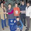 Die Schüler der Hauptschule Mellrichstadt haben den Erlös aus ihrer Weihnachtstombola für die Aktion STATT-verwandt gespendet. Im Bild (von links) Lehrerin Sabine Scharfenberger, Heidrun Mauder vom Pfarrgemeinderat, Fabian Beetz, Daniel Bauß, Lehrerin Ute Hofmann und Andrej Meier (vorne).