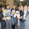 (ay)   Schon zum dritten Mal sind Schülerinnen und Schüler des Marktheidenfelder Balthasar-Neumann-Gymnasiums (BNG) bei der Aktion „Weihnachtstrucker“ des Radiosenders „Antenne Bayern“ dabei. Wieder haben Daniela Kunz, Kristina Rösch und Laura Schmitt (alle K13) in Eigeninitiative mit Unterstützung der SMV die Paket-Aktion für Südosteuropa durchgeführt. Jede Klasse sollte ein Lebensmittelpaket zusammenstellen, das dann über die Johanniter, den Sammelpunkt Regensburg und dann per „Weihnachtstrucker“ nach Moldawien, Rumänien, Bulgarien oder ins ehemalige südliche Jugoslawien weitergeleitet wird. Insgesamt 31 große Pakete mit Lebensmitteln wurden gepackt. Dankenswerterweise sprang auch die SMV des BNG ein, die durch ihre finanzielle Spritze die fehlenden Lebensmittel ergänzen konnte. Unser Bild zeigt: (von links) Kristina Rösch, Theresa Doll, Daniela Kunz, Laura Schmitt (alle K13), Schülersprecherin Eileen Büchner (K12), Linda Kunz, Laura Roos und Cansu Kandaz (alle 9c).