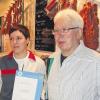 25 000 Euro musste die Metzgerei Finster & Haub investieren, um als EU-zugelassener Schlachtbetrieb firmieren zu können. Im Bild Otmar Haub mit dem Zertifikat und Mitarbeiterin Isabell Zehner.