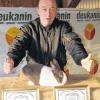 (sh)   Einen seiner größten Erfolge hat Kaninchenzüchter Bernd Schuhmann aus Königsberg gefeiert. Bei der 29. Bundeskaninchenschau im Dezember in den Messehallen in Karlsruhe, die vom Landesverband badischer Rassekaninchenzüchter ausgerichtet wurde, errang er für seine Kaninchen gleich zweimal den Titel eines Deutschen Meisters. Über 7300 Aussteller hatten rund 31000 Rassekaninchen präsentiert. Schuhmann erreichte für „Holländer havannafarbig-weiß“ insgesamt 387,0 Punkte und damit den Titel eines Deutschen Meisters. Das gleiche gelang ihm mit „Holländer fehfarbig-weiß“. Hier bekam er insgesamt 386,0 Punkte.
