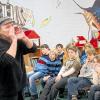 (ue)   „Junge, wisste 'ne beer?“ – Nein, das war keine Einladung auf ein Bier, wie von einem Fünftklässler des Alexander-von-Humboldt-Gymnasiums vermutet. In der Zweigstelle der Stadtbücherei im Bildungszentrum ging es beim traditionellen Gedichte-Vortrag mit Peter Hub (unter anderem) um Herrn von Ribbeck auf Ribbeck im Havelland, der die Kinder in Theodor Fontanes Klassiker noch über den Tod hinaus mit Birnen beschenkt. Oder um Goethes „Zauberlehrling“, der die Geister, die er rief, nicht mehr los wird. Oder Schillers „Handschuh“ in der Löwengrube, der am Ende im Gesicht des hochnäsigen Burgfräuleins landet, das ihn als Aufgabe für ihren Helden hineingeworfen hat. Um echte Helden wie John Maynard, der („noch zwanzig Minuten bis Buffalo“) auf der „Schwalbe“ sein Leben für die Passagiere opfert. Oder um den ebenso faulen wie gefräßigen Fisch namens Fasch, in einem sozialkritischen Gedicht von Bertolt Brecht. Dass auch Klassiker nicht angestaubt, sondern immer aktuell sind, bewies Rezitator Peter Hub gewohnt ausdrucksstark – an zwei Tagen im „Aquarium“, der Kinderbuchabteilung der Stadtbücherei, vor Schülern der fünften Klassen: Dabei kam heraus, dass die Mutter eines der Kinder einmal in der Metzgerei von Peter Hubs Eltern gearbeitet hat. Und eine Schülerin hatte sogar selbst ein Weihnachtsgedicht parat.