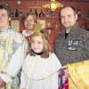 Ein Generationswechsel erfolgt bei den „großen“ Dreikönigen in Großwenkheim (von links): Edmund Reinhard hört auf. Martin und Heiko Reinhard übernehmen, begleitet von Sternsingerin Johanna Schmitt, zusammen mit Michael Gessner die Aufgabe als Könige, die auch Otto Gessner den Jüngeren überlässt.