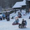 Jede Menge Rodler und andere Wintersportler haben derzeit an der Thüringer Hütte in der Rhön jede Menge Spaß.